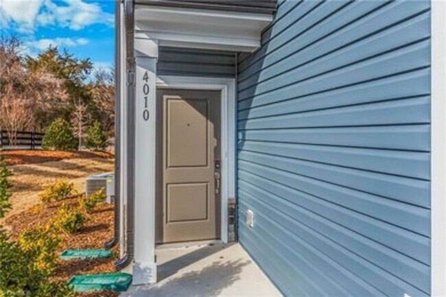 Foto del edificio - Spacious 3-Bedroom Townhome with Private Patio, Central HVAC & In-Unit Laundry Hookups