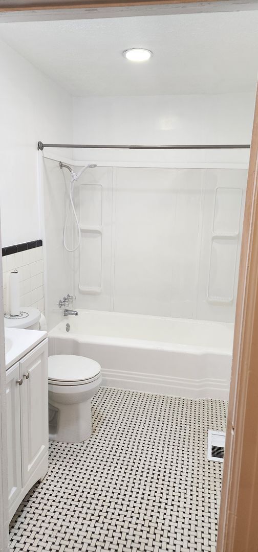 Foto del edificio - 4 Bedroom; 2 Bath home with Central Heatin...