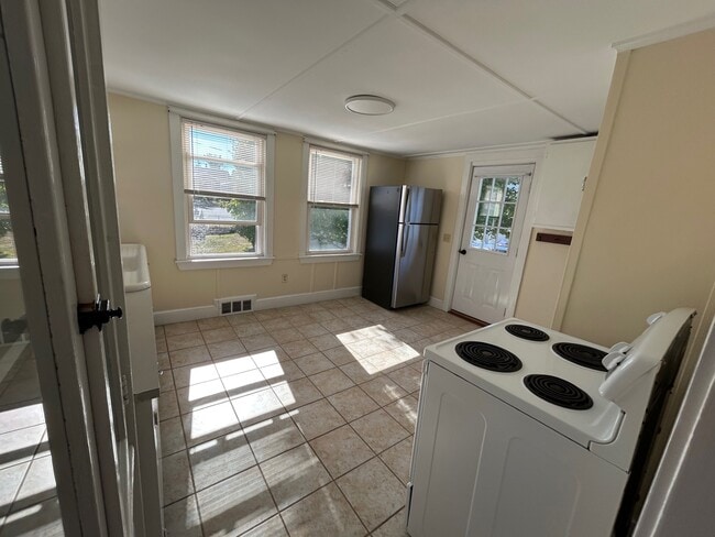 Building Photo - 433 Preble St