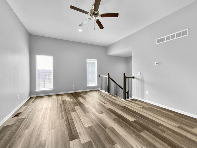 Foto del edificio - Captivating Single Family Home | 4 BR/3BA | 2-Car Covered Parking |  Deck | Pet-Friendly