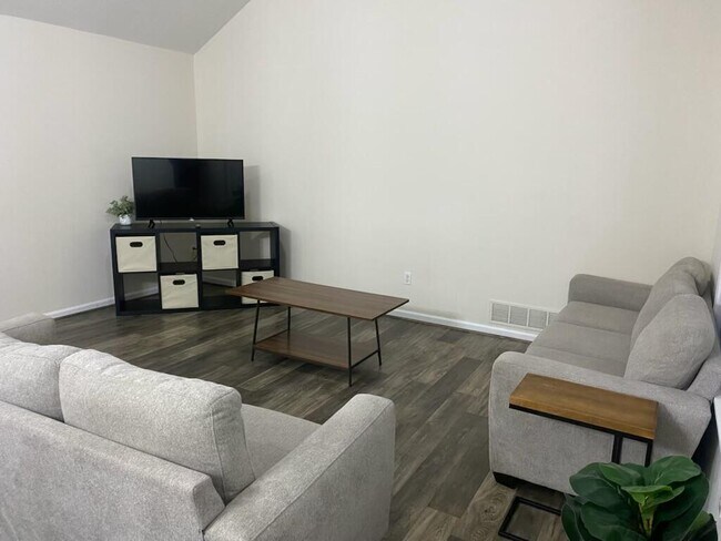 Foto del edificio - 803 Ames Dr