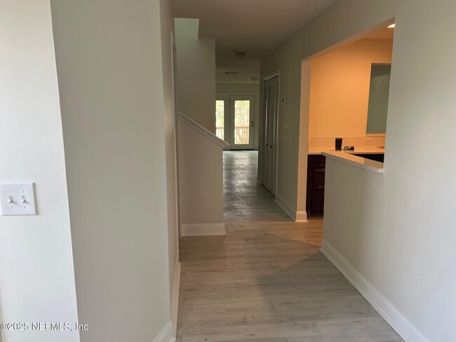 Building Photo - 3948 MEADOWVIEW Dr