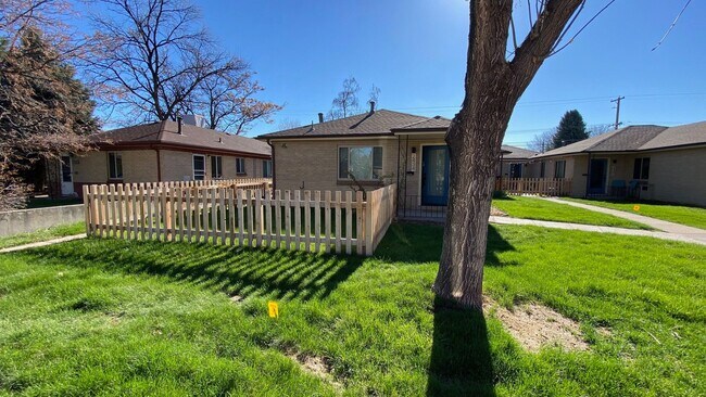 Foto del edificio - **Fully Remodeled Townhome for rent! 2 bed...