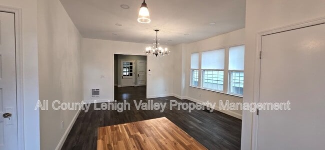 Building Photo - 627 16th Ave