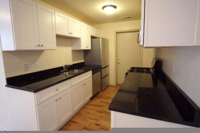 Building Photo - 1 bedroom in Chicago IL 60640