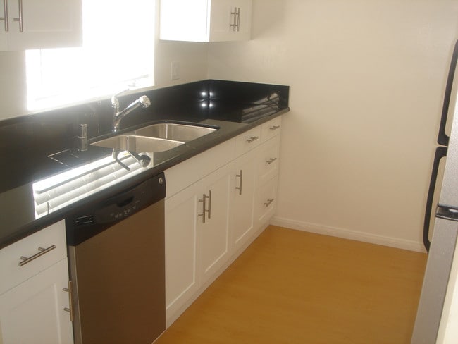 Building Photo - 608 San Vicente Blvd