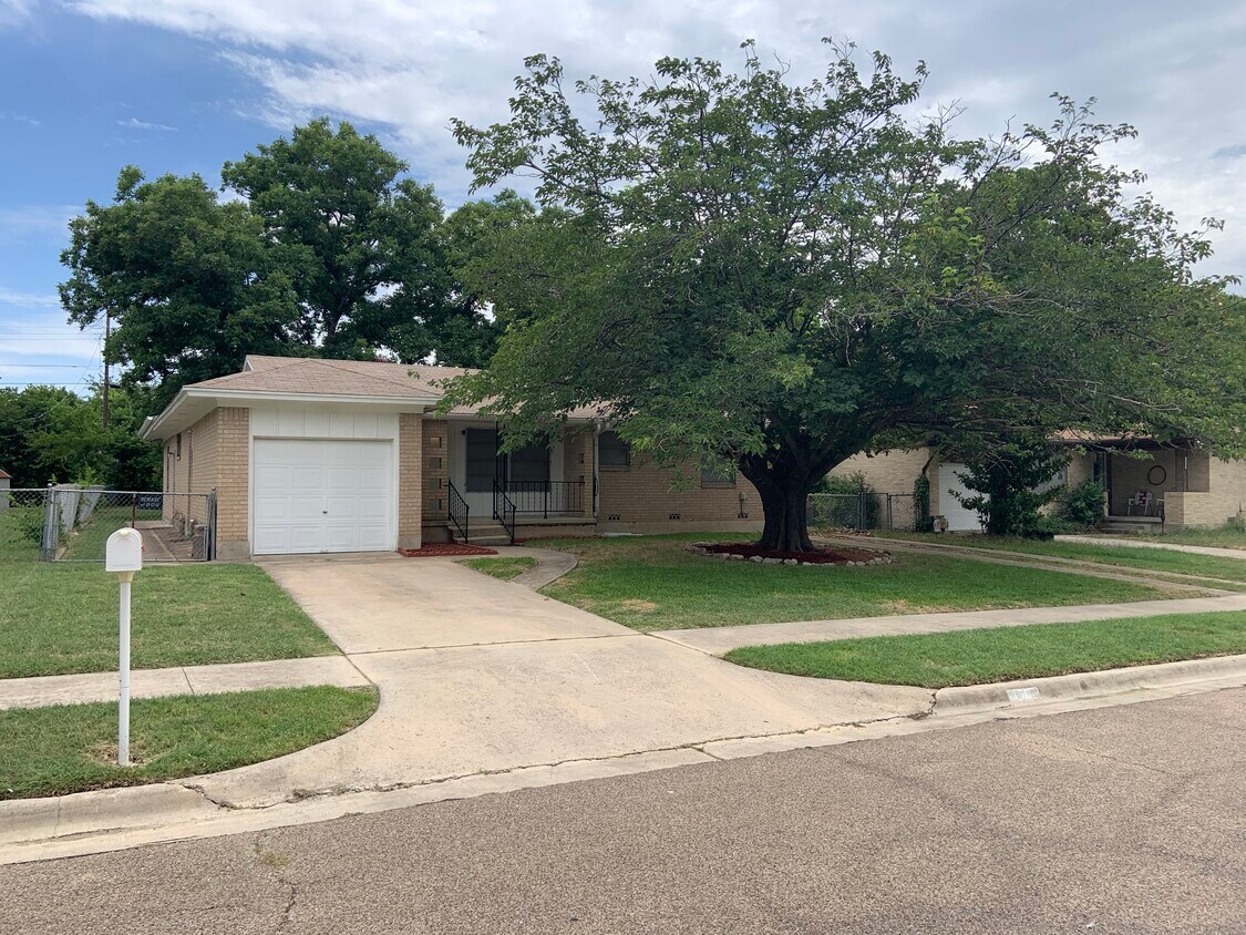 Primary Photo - 1311 Estes Dr