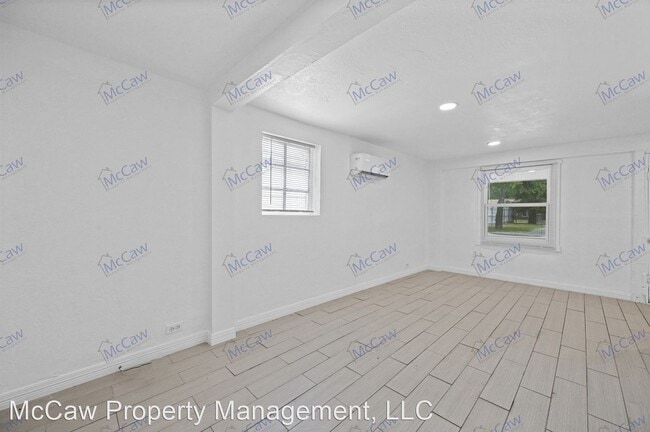 Building Photo - 2 br, 1 bath House - 821 Bond St. #B