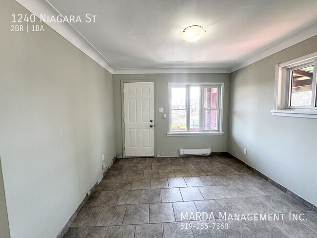 Photo du bâtiment - COZY 2 BED/1 BATH UPPER UNIT + HYDRO FREE INTERNET!!