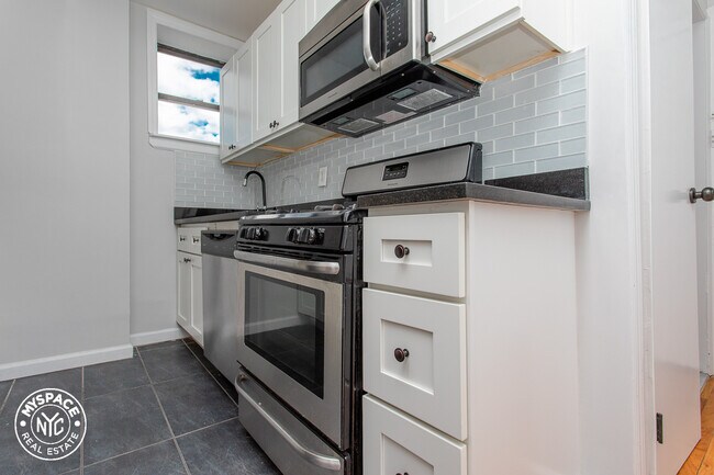 Building Photo - 1186 Putnam Ave