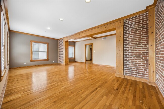Building Photo - 215 W Norma St