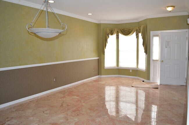 Building Photo - 148 Gladstone Dr