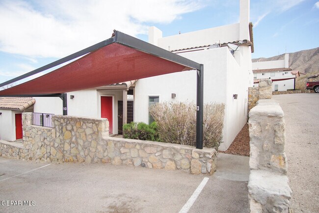 Foto del edificio - 4200 Camelot Heights Dr