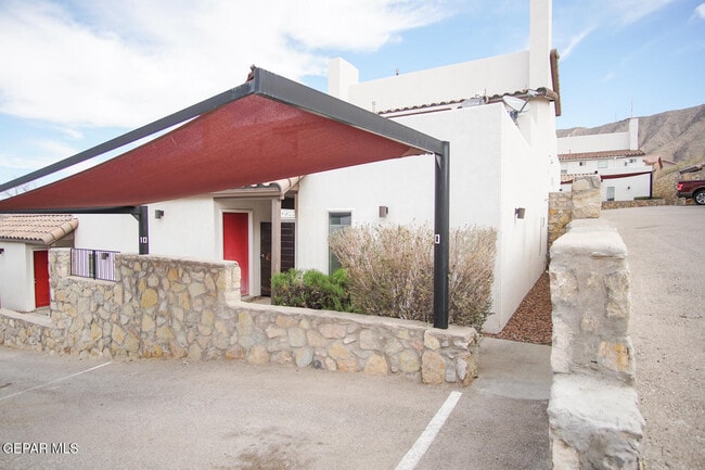 Building Photo - 4200 Camelot Heights Dr