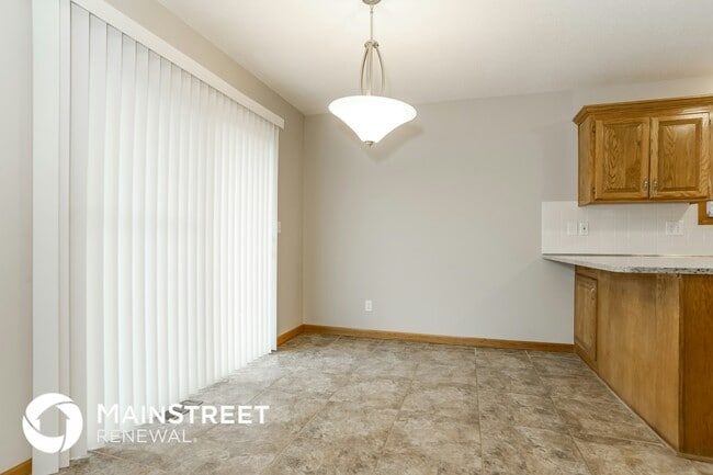 Building Photo - 606 S Sunset Ln