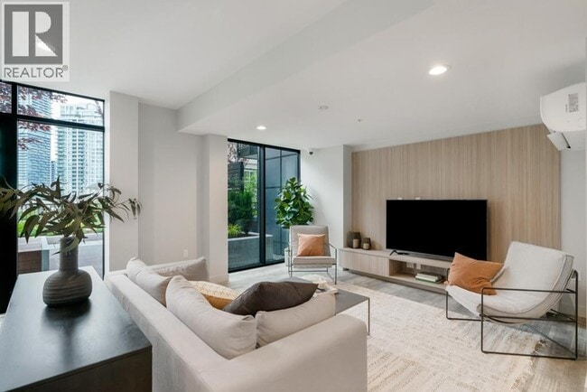 Building Photo - 750 Dogwood St