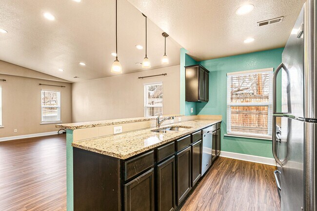 Foto del edificio - Stunning remodeled home with fully fenced backyard and central AC!