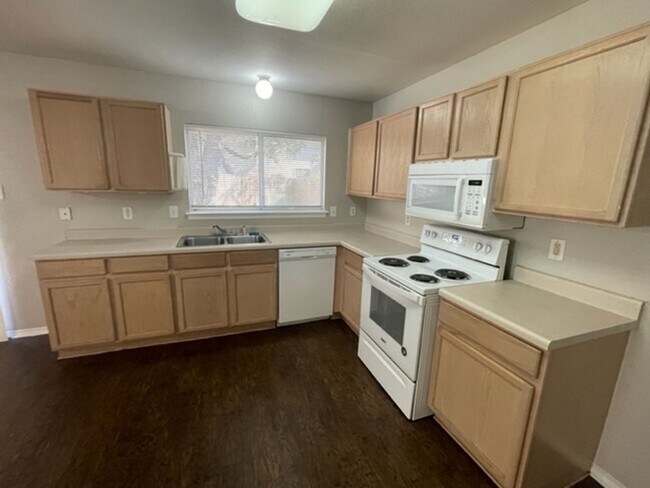 Building Photo - Spacious 3 Bedroom 2 Bath