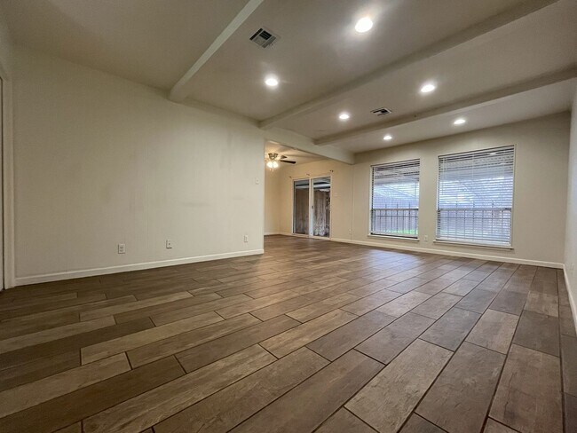Foto del edificio - 2/2 WITH TWO Car Garage in GREAT Location