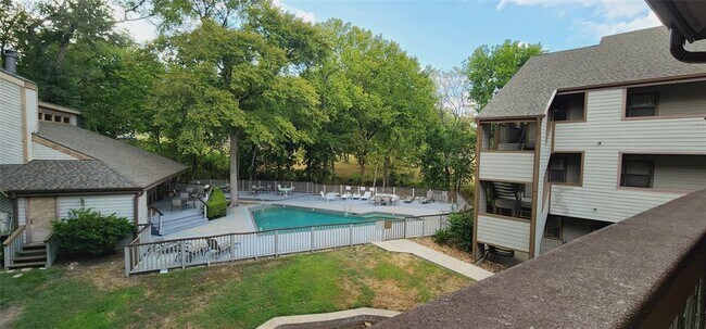 Building Photo - 3900 Aspen Dr