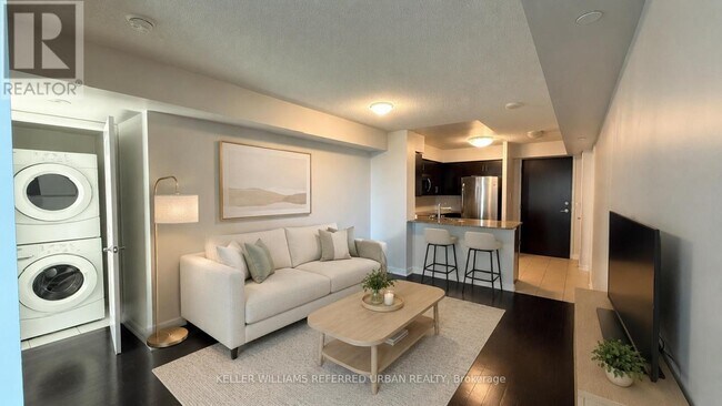 Photo du bâtiment - 215 Sherway Gardens Rd