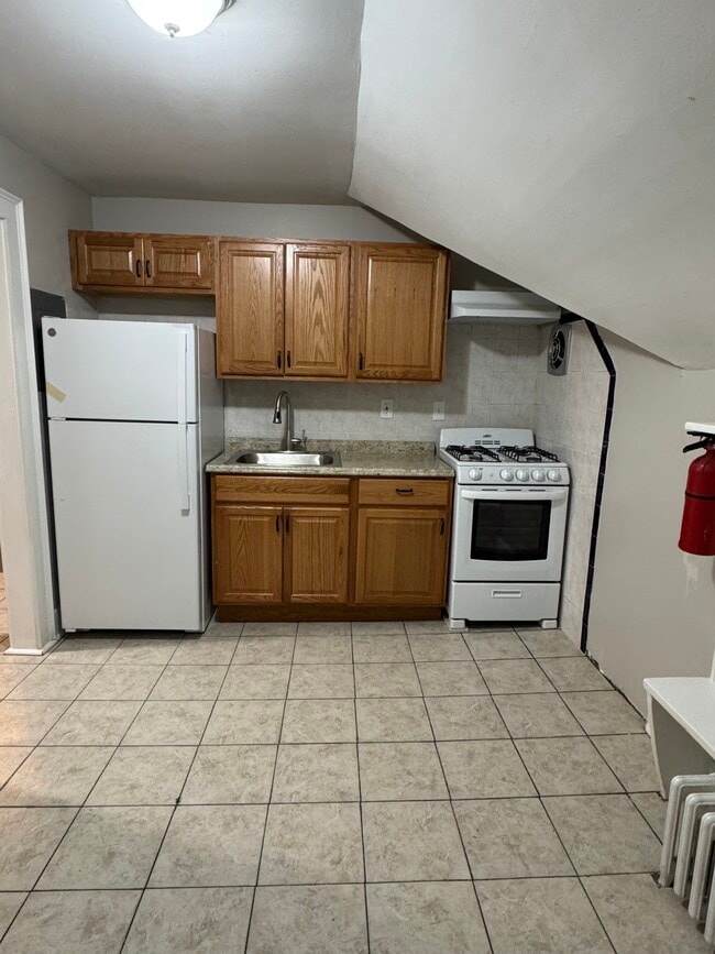 Cocina: armarios y electrodomésticos completamente nuevos. - 76 Washington Ave
