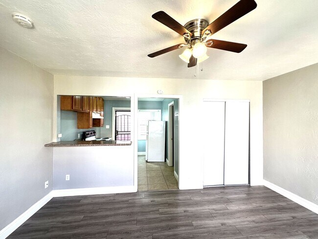 Building Photo - 6120