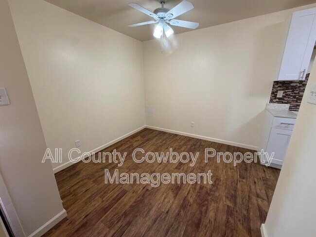 Foto del edificio - 1015 E 8th St