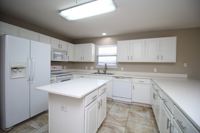 Building Photo - 2BD/2BA Patio Home Near NAS with Fenced Ya...