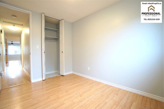 Photo du bâtiment - 17124 101 St NW