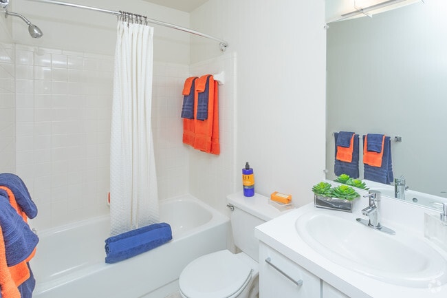 2BR, 2BA - 1,021 SF Cascades - Lakeside Terrace Apartments