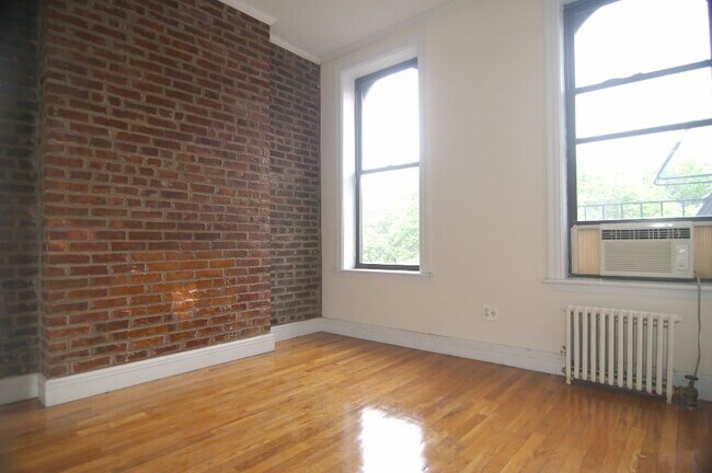 Building Photo - 246 Mott St