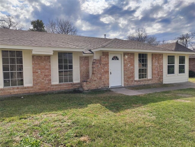 Building Photo - 4106 Hollybrook Ln