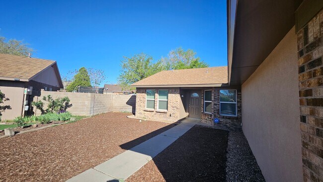 Building Photo - 3 Bedroom 2 Bathroom