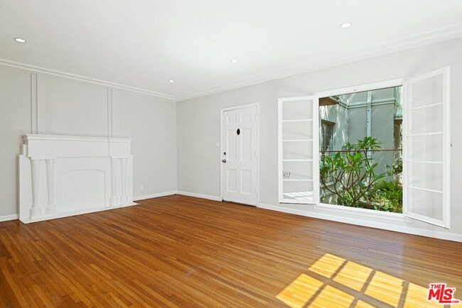 Foto del edificio - 823 N Edinburgh Ave