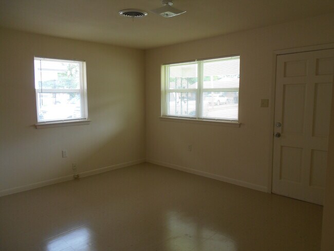 Building Photo - 122 Melvyn Dr