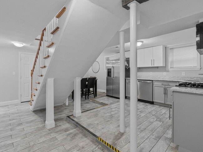 Building Photo - 98 Elm St