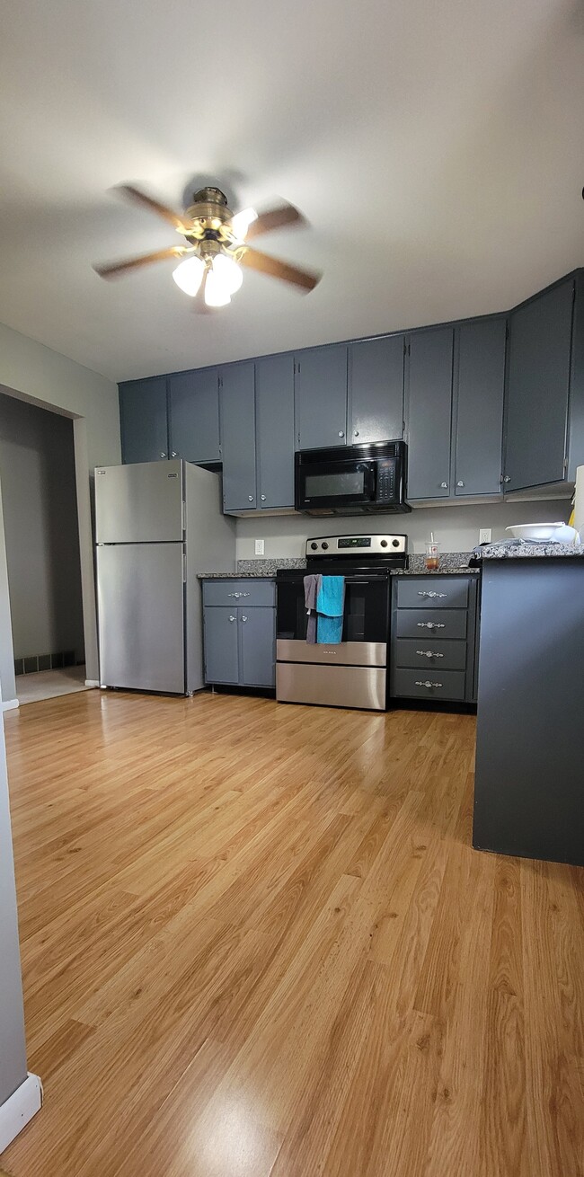 Building Photo - 9060 Oakwood Dr