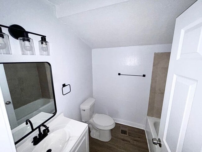 Building Photo - Quaint 4 bed 2 bath home