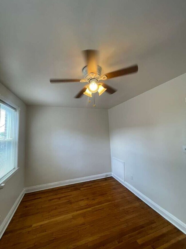 Foto del edificio - 1502 N Kenwood Ave