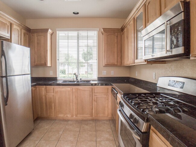 Building Photo - 3 BEDROOM, 3 BATHROOM, 2 CAR GARAGE, COMMUNITY POOL & SPA