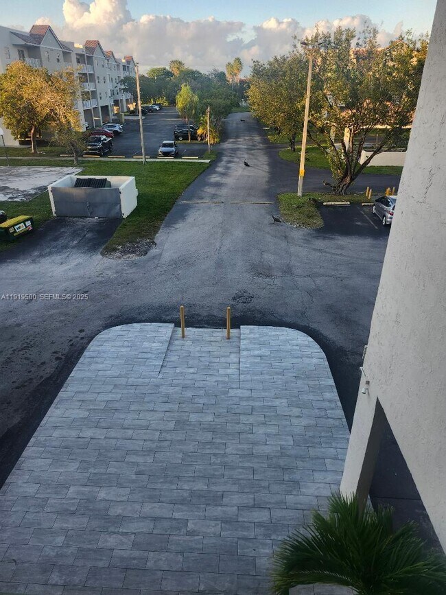 Foto del edificio - 8240 SW 210th St