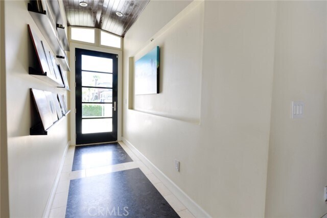 Building Photo - 258 La Rambla