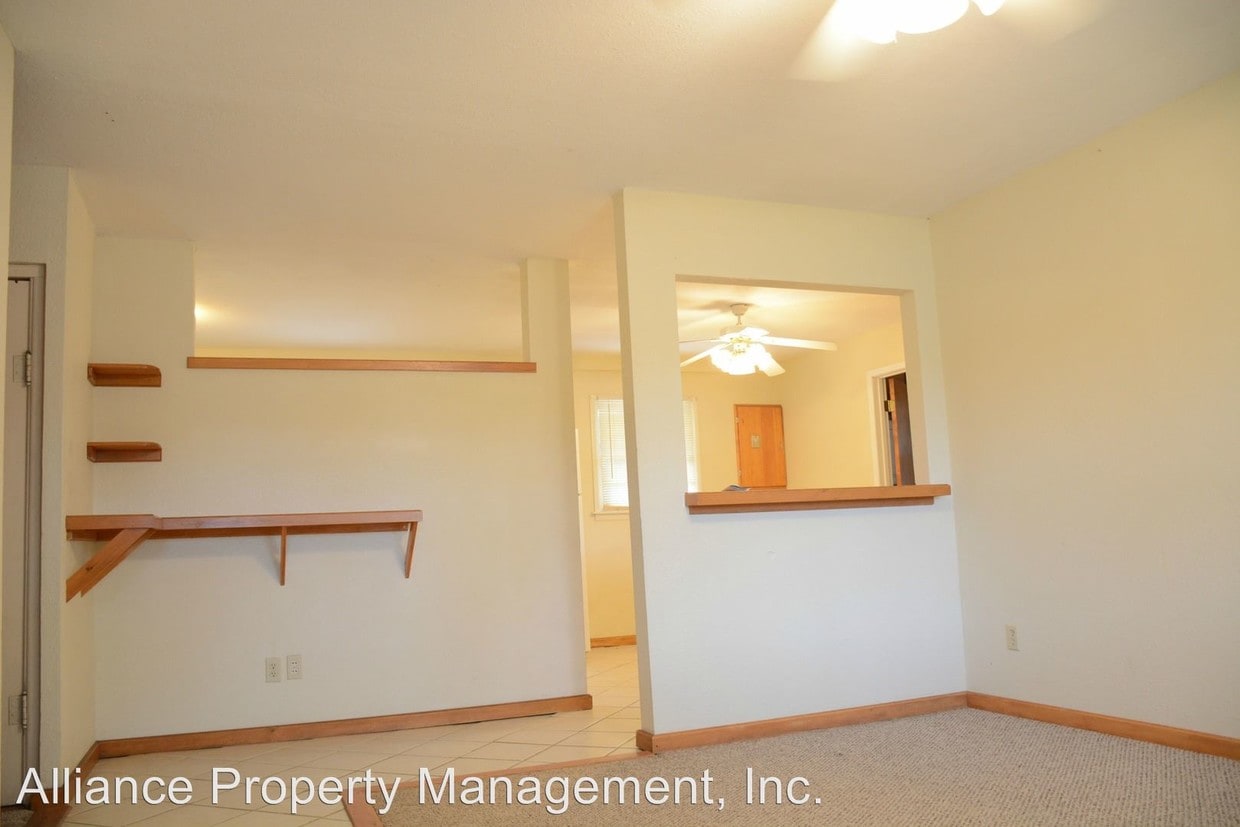 Primary Photo - 4 br, 2 bath Room For Rent - 2035 Tecumseh