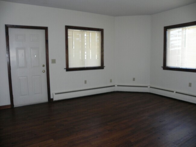 living room - 10 Pearl St