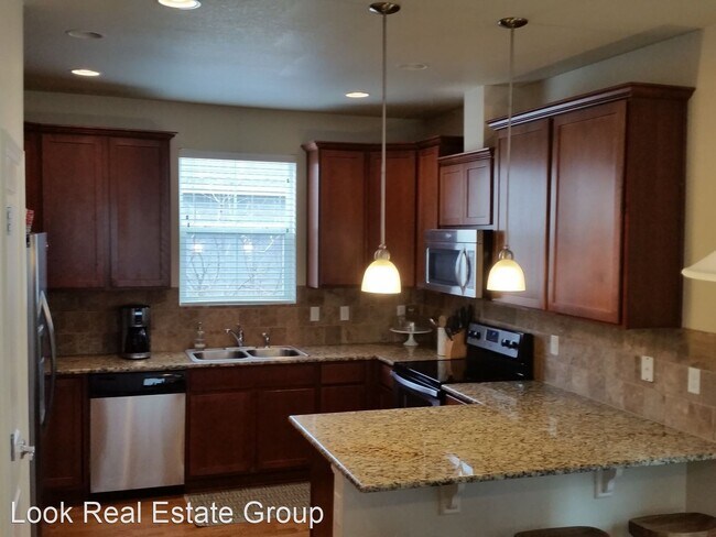 Building Photo - 3 br, 2.5 bath House - 2234 Tamarac St