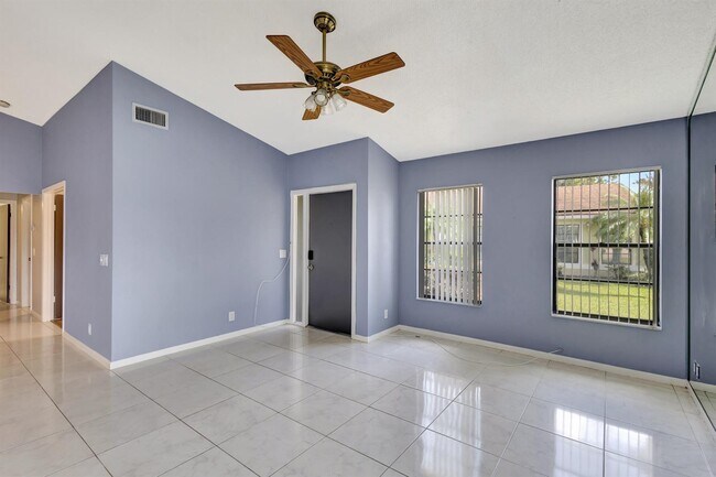 Foto del edificio - 4385 Willow Brook Cir