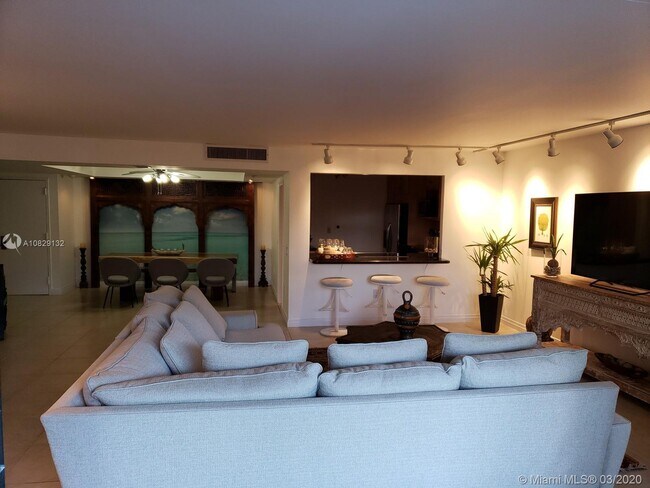 Foto del edificio - 3 Grove Isle Dr