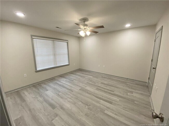 Foto del edificio - 407 W 5th St