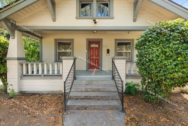 Building Photo - Pet-Friendly Portsmouth Bungalow with Fenc...